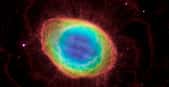 La nébuleuse de la Lyre (en anglais Ring Nebula), M57, est une nébuleuse planétaire située comme son nom l'indique dans la constellation de la Lyre. Elle est le produit de la matière éjectée par une étoile mourante qui s'est transformée il y a des milliers d'années en la naine blanche brillante que l'on distingue en son centre. © Nasa