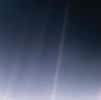 La Terre photographiée par Voyager 1, à six milliards de kilomètres de distance, 34 minutes avant que sa caméra ne soit éteinte pour toujours, le 14 février 1990. Pour ses 30 ans, l'image a bénéficié d'un traitement pour l'améliorer. © Nasa, JPL-Caltech