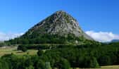 Le mont Gerbier-de-Jonc dans le Massif central, une protubérance phonolitique datée de huit millions d'années. © into the wild, Adobe Stock