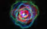 On dirait une nébuleuse planétaire, on dirait une rose aux pétales de différentes couleurs. Il s'agit des vents stellaires de l'étoile R Aquilae. © Alma (ESO, NAOJ, NRAO), Decin et al.
