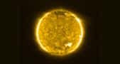 Première photo du Soleil prise par Solar Orbiter le 30 mai 2020 avec l'instrument Extreme Ultraviolet Imager (EUI). Dans cette longueur d'onde (17 nm), on peut voir la couronne de notre étoile. Sa température dépasse 1 million de °C. © Solar Orbiter, EUI Team (ESA & NASA); CSL, IAS, MPS, PMOD/WRC, ROB, UCL, MSSL 