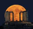 La « super lune bleue » du 19 août 2024 photographiée derrière le temple de Poséidon, au Cap Sounion (Grèce). © Alexandros Maragos, NASA