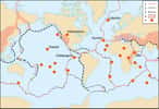 Sur cette carte du monde montrant les principales plaques tectoniques, les dorsales océaniques sont indiquées par des traits rouges. Les lignes noires arborées de petits triangles révèlent la position des zones de subduction. Enfin, les gros points rouges correspondent à des points chauds. © Eric Gaba, Wikimedia Commons, DP