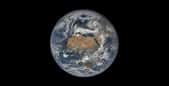 La Terre, le 22 avril 2020, photographiée par le satellite DSCOVR. Ce dernier ne la quitte pas des yeux depuis le début de sa mission et offre ainsi aux Terriens un regard sur l'évolution de la Planète au fil des jours, des semaines, des mois, etc. © DSCOVR, Nasa