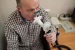 Un patient pratique un test respiratoire&nbsp;©koldunov, Envato elements