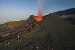 Le volcanologue se déplacent sur le terrain au plus près des volcans pour étudier leur activité et leur dangerosité. © Vincent, Fotolia.