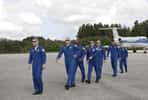 Les sept astronautes de la mission STS-122 arrivant lundi à Cap Kennedy. Léopold Eyharts est le dernier, à droite. © Nasa/Kim Shiflett