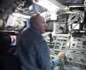 Alan Poindexter, pilote, manœuvre Atlantis pour l'éloigner de l'ISS. © NasaTV