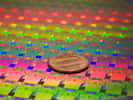 Gros plan sur une galette de 300 millimètres gravée à 45 nanomètres. © Intel
