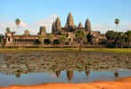Angkor Vat est le plus grand temple de la cité d'Angkor, et est considéré par beaucoup comme la huitième merveille du monde. Il est devenu le symbole du Cambodge et figure sur le drapeau national. © Bjørn Christian Tørrissen, Wikipédia, GNU 1.2