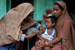 Vaccination au Bangladesh. En 2007, 70% des morts dues à la rougeole sont survenues en Aise du sud-est. © Daniel Cima, American Red Cross