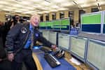 Buzz Aldrin en train d'actionner le système d’arrêt des faisceaux pilotes du LHC. © Cern