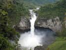 La chute de San Rafael, qui mesurait 150 mètres de haut (ici photographiée en 2012), ne forme plus que trois minces ruisseaux. La rivière a été engloutie par un immense trou juste en amont. © Ministère du tourisme de l’Équateur