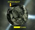 La chambre C contient un objet artificiel qui ressemble à un bout d’aluminium. © Jaxa