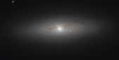 La galaxie NGC 4036, située à 70 millions d’années-lumière de la Terre, est enroulée dans un nuage de poussière et de gaz. ©  ESA/Hubble &amp; Nasa