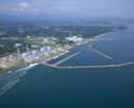 La centrale nucléaire de Fukushima Daiichi avant la catastrophe de mars 2011, avec ses quatre réacteurs. Pour en réduire la température après le séisme et le passage du tsunami qui a mis hors service une partie du système de refroidissement, d'énormes quantités d'eau ont été déversées. Une partie a rejoint l'océan ou s'est infiltrée dans le sol, et le reste a pu être récupéré. Cette eau toujours porteuse de radionucléides est stockée en attendant une solution. © Tepco
