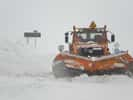 Avant tout salage curatif (après les chutes de neige), les routes subissent un raclage par un chasse-neige. En ville, ce salage peut notamment endommager le béton et les constructions avec du métal et bien sûr les carrosseries des voitures. © Titiloulou CC by-sa