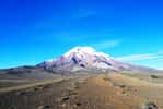 Le Chimborazo est un volcan d’Équateur culminant à 6.268 m d’altitude. C’est le sommet le plus haut des Andes équatoriennes et le point le plus éloigné du centre de la Terre. © David Torres Costales, @DavoTC, Wikimedia Commons, CC by-sa 3.0