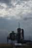 La navette Endeavour sur le pas de tir 39A, à Cap Canaveral, en Floride, lundi 13 juillet. L'orage menace... © Scott Andrews / Nasa