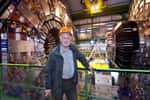 Peter Higgs contemplant le détecteur CMS au LHC. © Maximilien Brice/Cern