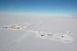 Vue aérienne de la base du pôle Sud Amundsen-Scott. Les lieux de vie et de travail sont à gauche, l'IceCube est à droite. © Forest Banks/NSF