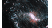 Les performances du télescope spatial James-Webb donnent aux astronomes une vue inédite sur les galaxies proches de notre Voie lactée. Ici, des amas de poussière et de gaz dans le milieu interstellaire de NGC 1365 ont absorbé la lumière des étoiles en formation et l’ont renvoyée dans l’infrarouge, éclairant un réseau complexe de bulles caverneuses et de coquilles filamenteuses influencées par les jeunes étoiles libérant de l’énergie dans les bras spiraux de la galaxie. © Nasa, ESA, CSA et J. Lee (NOIRLab) ; traitement d’images : A. Pagan (STScI)