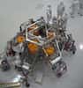 La grue aéroportée par huit réacteurs à l'hydrazine, qui descendra le rover Curiosity à l'aide de trois sangles de 7,5 m de longueur. © Nasa