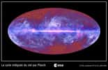 Le ciel micro-ondes vu par le satellite Planck. Cette image couleur a été créée à partir des données Planck obtenues dans neuf bandes de fréquence, comprises entre 30 et 857 GHz, c'est-à-dire dans le domaine des ondes submillimétriques, millimétriques et centimétriques (aussi appelées micro-ondes). Notre Galaxie, la Voie lactée, est bien visible dans l'image comme une bande claire horizontale. Une grande région du ciel est illuminée par notre Galaxie, comme en témoignent ces structures claires et filamenteuses qui s'étendent bien au-delà du plan de notre Voie lactée. Ces émissions ont pour origine le gaz et les poussières du milieu interstellaire. Le rayonnement fossile est visible sur cette image sous la forme de structures granulaires rougeâtres, principalement visibles au haut et en bas de l'image, où l’émission de notre Galaxie est très faible. Cette image montre qu'il est possible de séparer ces deux émissions, dans de petites régions bien définies (en haut et en bas de l'image). Cependant, les scientifiques de Planck développent des méthodes sophistiquées de traitement d'image pour séparer ces deux composantes sur presque la quasi-totalité du ciel ! Cette image provient des données de Planck collectées pendant les neuf premiers mois de sa mise en service. Planck poursuit ses mesures et devrait fournir au moins trois autres relevés complets du ciel. © ESA, HFI & LFI Consortia
