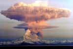 Un panache volcanique s'élevant au-dessus du mont Redoubt, aux États-Unis, le 21 avril 1990. L'éruption de 1989 éjecta des cendres volcaniques jusqu'à 14.000 m d'altitude. © R. Clucas, Wikipédia