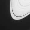 Image agrandie de la région photographiée par la Narrow Angle Camera de Cassini le 15 avril 2013. À la limite de l'anneau A, Carl Murray et son équipe ont observé un ourlet de matière long de plus de 1.200 km et de 10 km de large, vraisemblablement provoqué par un petit satellite naturel en formation. © Nasa, JPL-Caltech, Space Science Institute