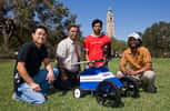 De gauche à droite, Jong Hoon Kim, S.S. Iyengar, Bharat Narahari et Suman Kumar entourent leur création, le prototype AgBot. © Louisiana State University