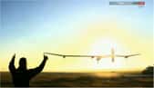 Ce 21 juin, peu après 6 h 00 TU (8 h 00 en heure locale), l'avion solaire de Solar Impulse, aux mains d'André Borschberg, décolle de Rabat-Salé pour une deuxième tentative vers Ouarzazate. Au premier plan, Bertrand Piccard (qui a assuré l'étape Madrid-Rabat) assiste au décollage. © Solar Impulse