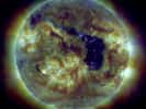 L'image du Soleil, saisie en ultraviolet le 31 mai 2013, montre la couronne solaire. Elle visualise des mouvements de matière, affectés par des fluctuations des lignes de champs magnétiques. La zone sombre correspond à un trou coronal, d'où s'échappent des protons et des électrons rapides, s'ajoutant au vent solaire habituel, et qui ont commencé à atteindre notre planète. © SDO