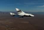 Le SpaceShipTwo lors de l'un de ses premiers vols alors qu'il n'était pas encore équipé de son moteur. Largué de l'avion porteur WhiteKnightTwo, il regagnait la piste de Virgin Galactic en vol plané. Les essais pour mettre au point ce concept original sont nécessairement longs. © Virgin Galactic
