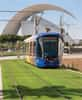 Le tramway de Santa Cruz de Tenerife passe devant le théâtre de la ville (l'Auditorio). © MTSA