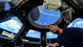 Thomas Pesquet dans la cupola de la Station spatiale survolant l'océan. © ESA, Nasa
