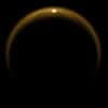 Le Soleil se reflète sur le lac Kraken, près du pôle de nord de Titan. L'image a été prise le 8 juillet 2009, lors du 59ème survol de ce satellite, par l'instrument VIMS de la sonde Cassini. L'engin se trouvait alors à 200.000 kilomètres du satellite de Saturne et la résolution est de 100 km par pixel. © NASA/JPL/University of Arizona/DLR
