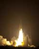 Après un report de 24 heures, Ariane 5 et l’ATV Johannes Kepler ont décollé dans la nuit de mardi à mercredi à 22 h 50 min 55 s précises, malgré des conditions météorologiques peu clémentes pour les spectateurs. 1 h 03 min 53 s plus tard, l’ATV-2 a été injecté sur orbite à 270,2 kilomètres. On notera que le lanceur a survolé l’Europe, environ 20 minutes après son décollage. © Esa/S. Corveja