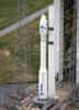 La fusée Vega sur son pas de tir particulier, le SLV, au Centre spatial guyanais, à Sinnamary. Le lanceur mesure 29,90 m de hauteur pour 3 m de diamètre et dispose de trois étages. Sa masse au décollage est, typiquement (car elle peut varier), de 137 tonnes. © Arianespace