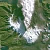 Le satellite Spot 4 a surpris la naissance d'un cratère, consécutif au réveil du volcan Puyehue. Cette image est rendue publique par GEO-Informations Services. © Cnes 2011 – Distribution Astrium Services/Spot Image