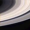 La planète Saturne est surtout célèbre pour ses anneaux (ici en couleurs naturelles), très majoritairement composés de glace. © Nasa