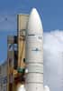 Coiffe du lanceur renfermant les deux satellites. Crédit Arianespace.
