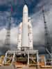 La fusée Ariane-5 sur son pas de tir à Kourou pour le vol V195, qui doit emporter le satellite de télécommunications Arabsat 5A (de l’opérateur Arabsat) et le satellite multi-missions COMS (de l’agence spatiale sud-coréenne, Kari). © Arianespace
