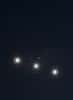 Ce montage photographique visualise la progression rapide de Vénus devant l'amas des Pléiades sur 3 nuits du 2 au 4 avril 2012. © Alexandre Croisier