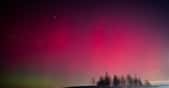 Les taches rouges observées de plus en plus souvent dans le ciel ne sont pas des aurores boréales comme celle de cette image. © Nikita, Adobe Stock