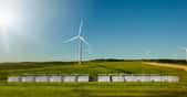 Tesla a construit la plus grande batterie du monde en Australie. Ce système de stockage d’énergie sera couplé au parc éolien de la société française Neoen, à Hornsdale (Australie). © Tesla
