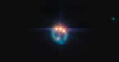 Cette image renvoyée par le télescope spatial James-Webb (JWST) est celle d’un quasar lointain déformé par effet de lentille gravitationnelle en une bague ornée de trois pierres précieuses scintillantes. © ESA, Webb, Nasa &amp; CSA, A. Nierenberg