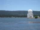 Installé depuis 1969 sur un lac d'altitude en Californie pour limiter les effets de la turbulence, le Big Bear Solar Observatory abrite désormais le plus grand télescope solaire du monde. Crédit BBSO
