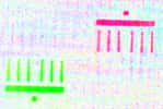 Ces 2 images (rouge et verte) d'une reproduction micrométrique de la porte de Brandebourg ont été réalisées à seulement 50 femtosecondes d'intervalle. © HZB/Eisebitt