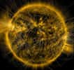 Des physiciens de l’université Northwestern, du Massachusetts Institute of Technology (États-Unis) et de l’université d’Édimbourg (Écosse) estiment que, contrairement à ce que les scientifiques imaginaient jusqu’ici, le champ magnétique de notre Étoile prend naissance assez près de sa surface. © Solar Dynamics Observatory, Nasa